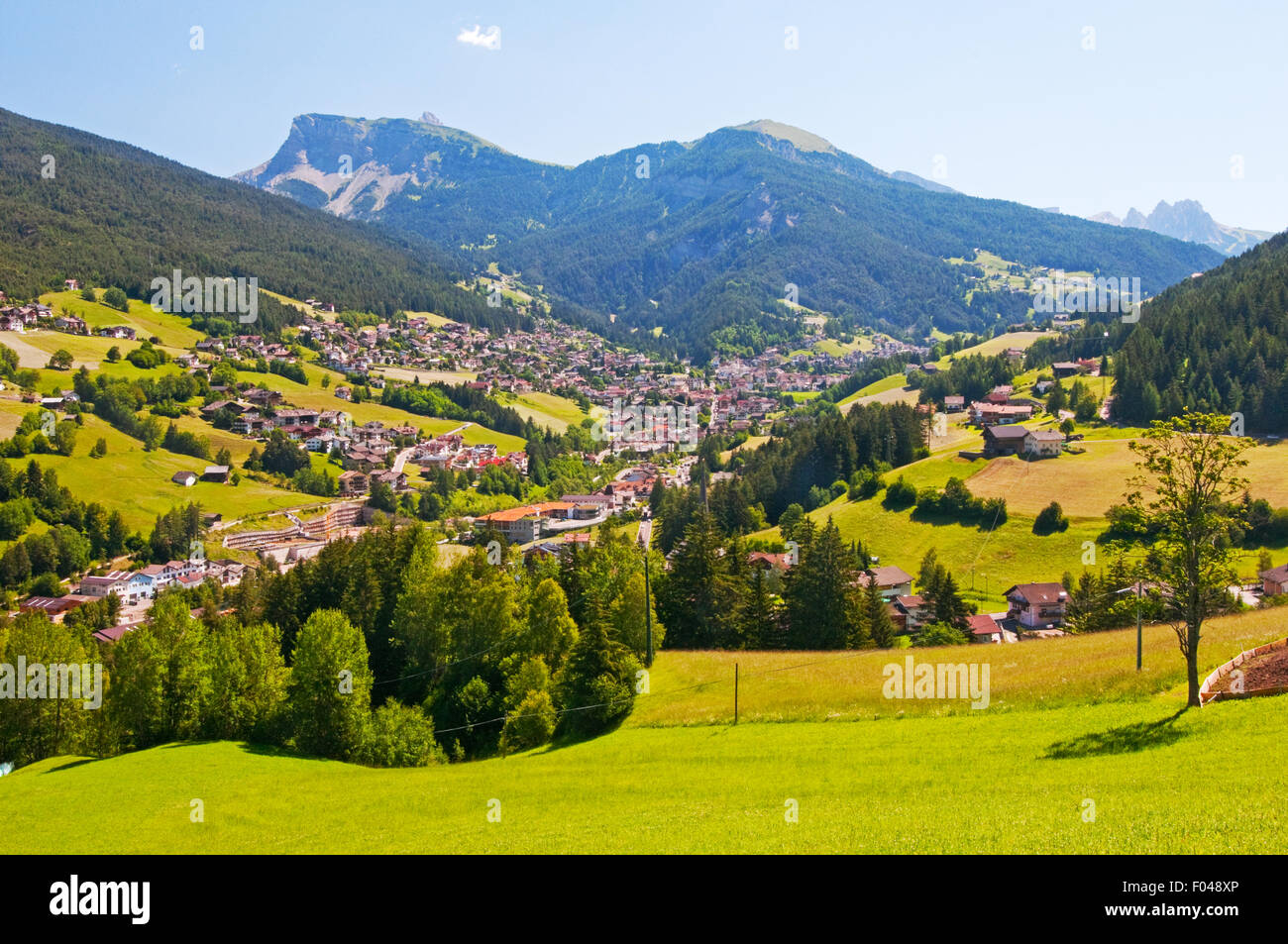 Vista di Castelrotto nella valle e le Dolomiti, Italia Foto Stock