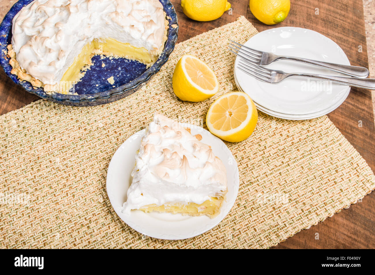 Fettina di limone crostata bianco sul piatto di portata Foto Stock