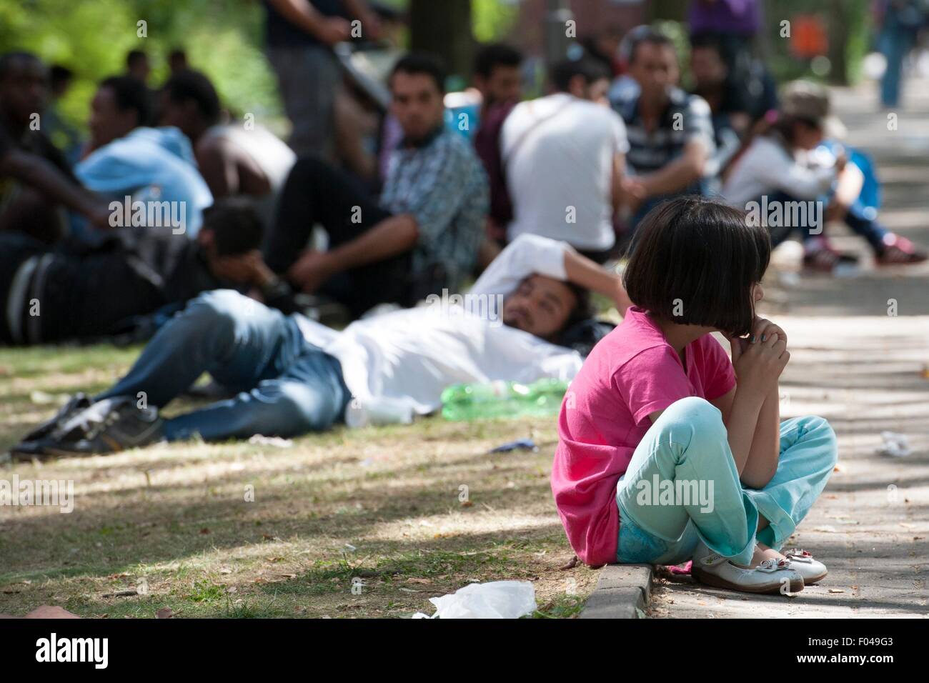 Berlino, Germania. Il 6 agosto, 2015. Un bambino di rifugiati si trova al di fuori del Landesamt fuer Gesundheit und Soziales (lit. Berlino agenzia di stato per la tutela della salute e degli affari sociali) di Berlino, Germania, 6 agosto 2015. Foto: PAOLO ZINKEN/DPA/Alamy Live News Foto Stock