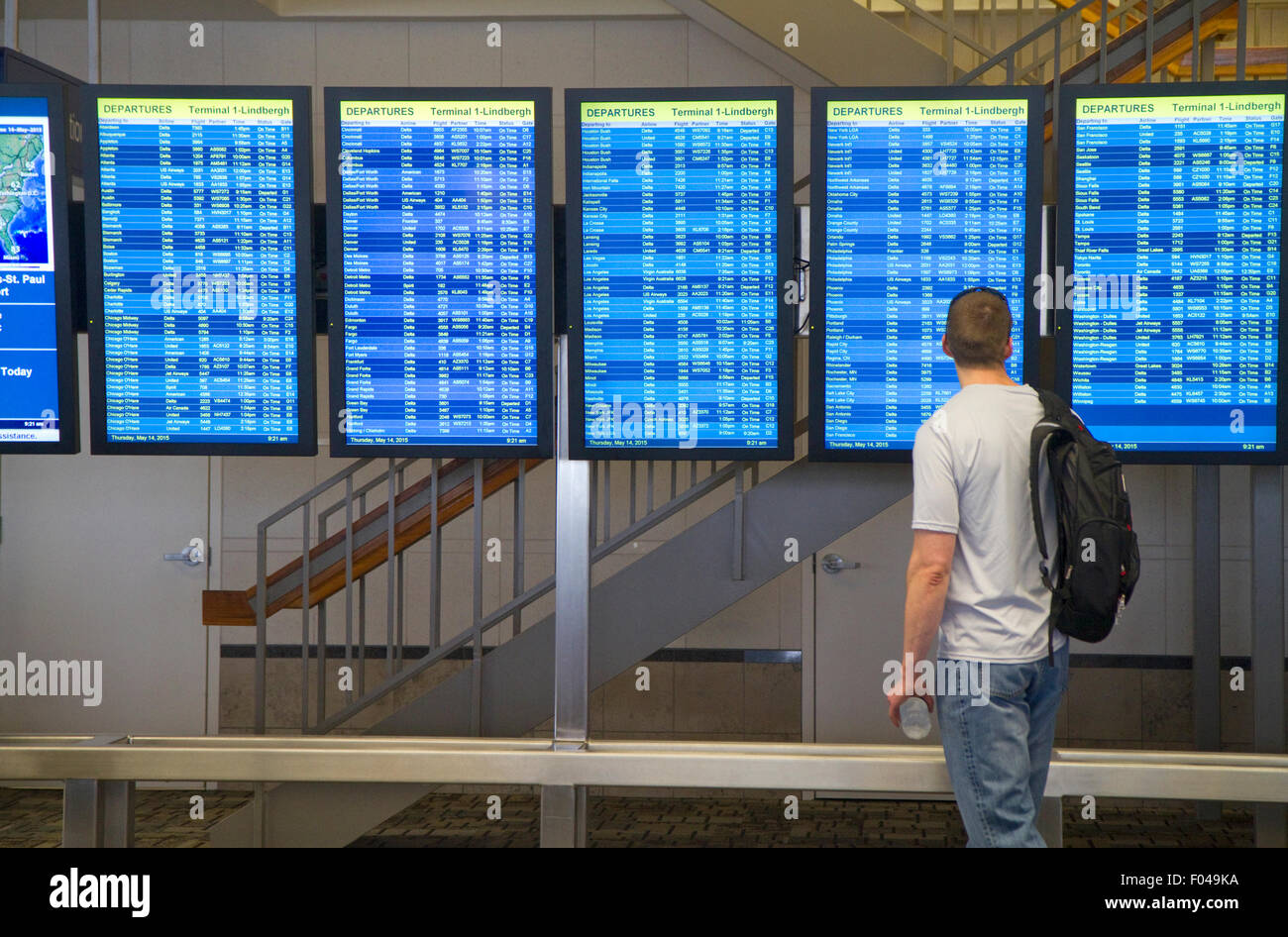 Digital informazioni di volo ai monitor al Minneapolis-Saint Paul International Airport si trova nella contea di Hennepin, DCIM Foto Stock