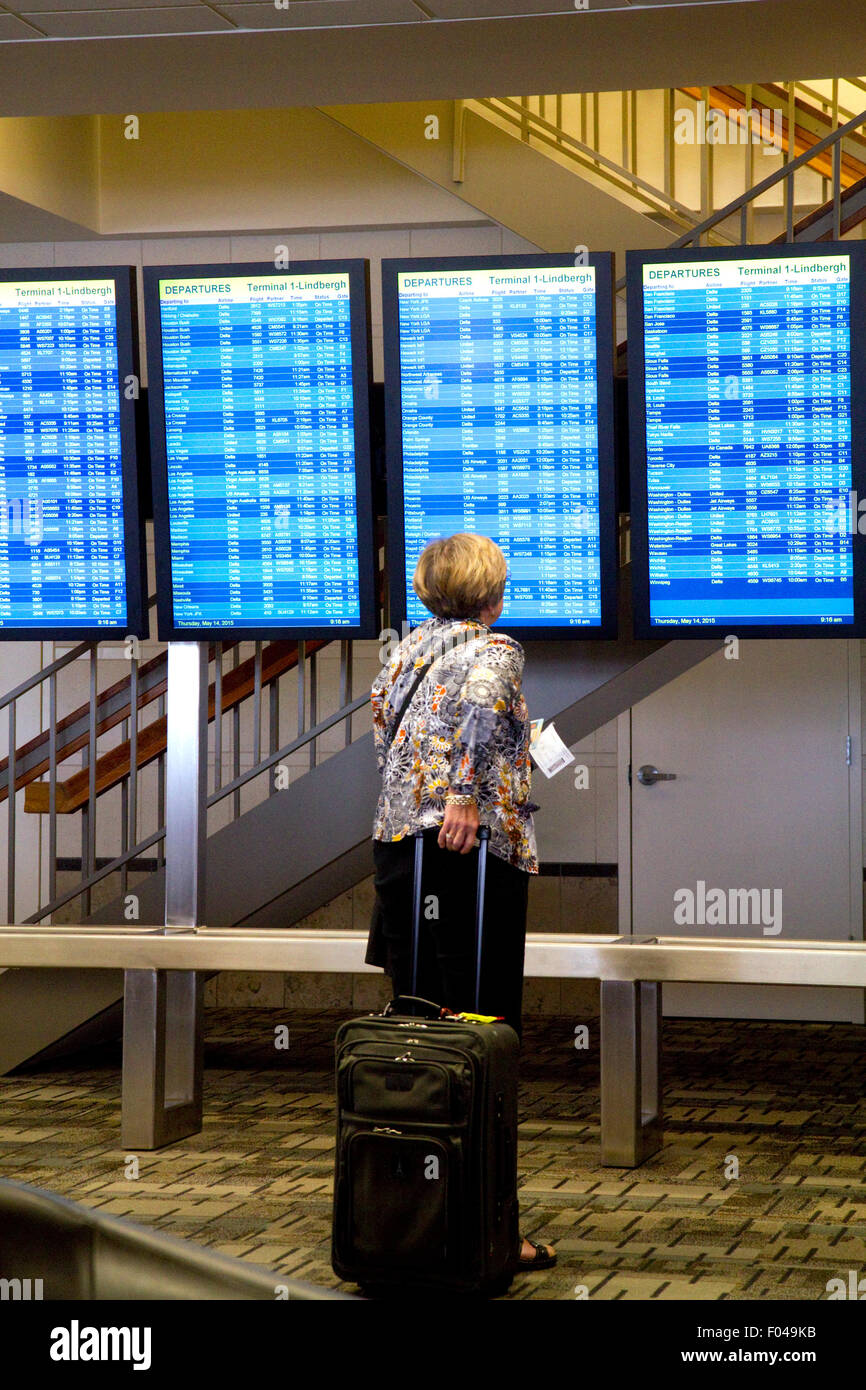 Digital informazioni di volo ai monitor al Minneapolis-Saint Paul International Airport si trova nella contea di Hennepin, DCIM Foto Stock