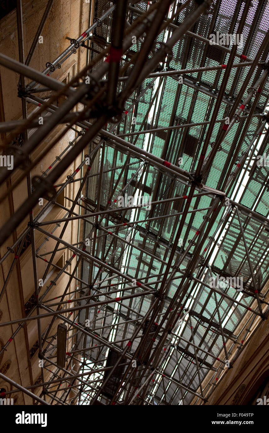 Ponteggio su un sito di rinnovamento in una galleria Foto Stock