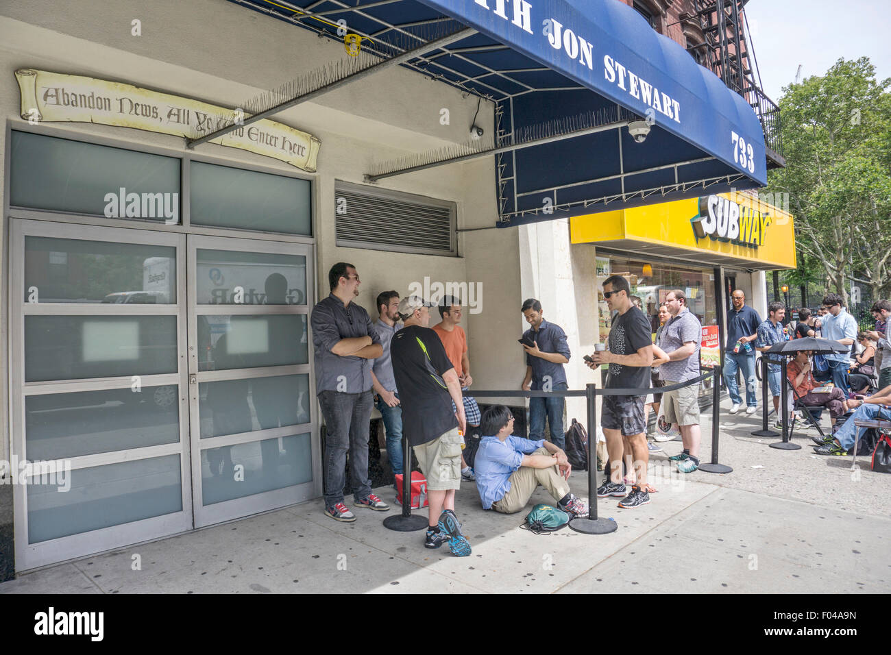 La città di New York, Stati Uniti d'America. Il 6 agosto, 2015. i possessori dei biglietti in vari isolate sezioni sul marciapiede attendere a ritirare i biglietti al di fuori di esposizione quotidiana studios sul giorno di Jon Stewart del ultimo taping della mostra. Le porte di ingresso dello sport una leggermente ritorto citazione da Dante 'abbandonare News tutti voi che entra qui Credit: © Dorothy Alexander/Alamy Live News Foto Stock