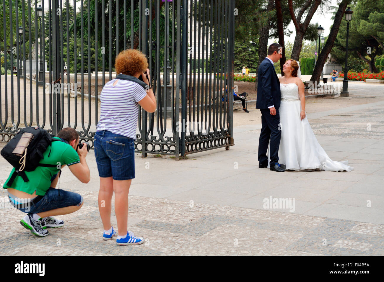 Di recente i giovani coniugi fotografata da cancelli a Jardines de Sabatini, Madrid Foto Stock