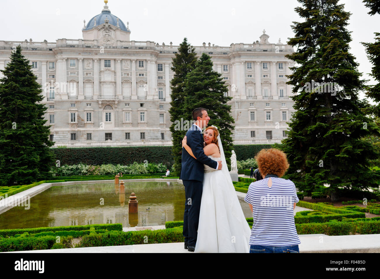 Di recente i giovani sposi di essere fotografato in Jardines de Sabatini davanti al Royal Palace, Madrid Foto Stock