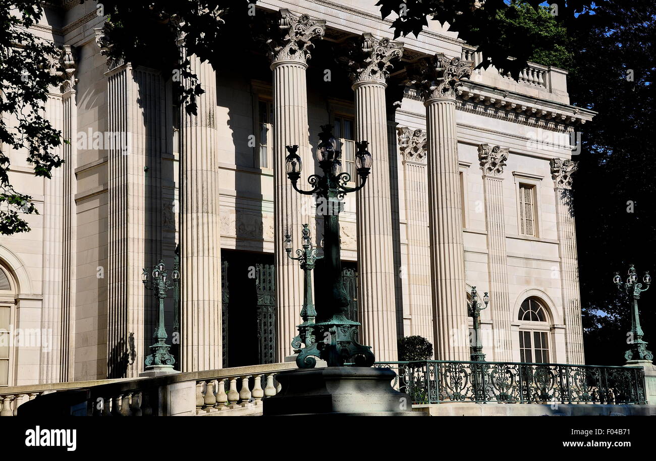 Newport, Rhode Island: massicce colonne corinzie supportano il portico a 1892 Casa di Marmo Foto Stock