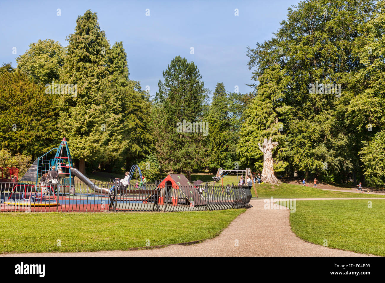 Parco giochi per bambini, Buxton Pavilion Gardens, Buxton, Derbyshire, Inghilterra Foto Stock