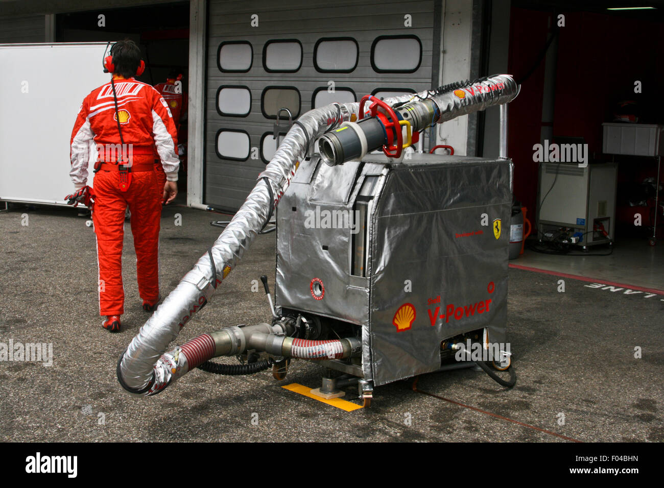 Il rifornimento della macchina in formula 1 nella Scuderia Ferrari Box durante la formula 1 test a Hockenheim nel 2008 Foto Stock