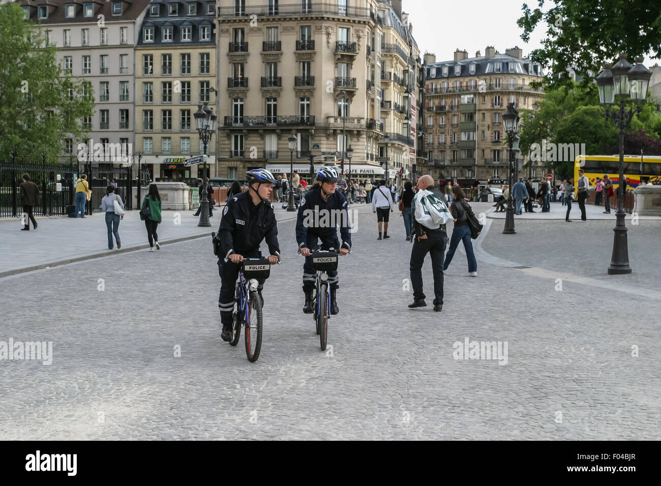 Gli ufficiali di polizia su biciclette, PARIS, Francia - circa 2009. Due poliziotti - equitazione biciclette - di pattuglia di Parigi. Foto Stock