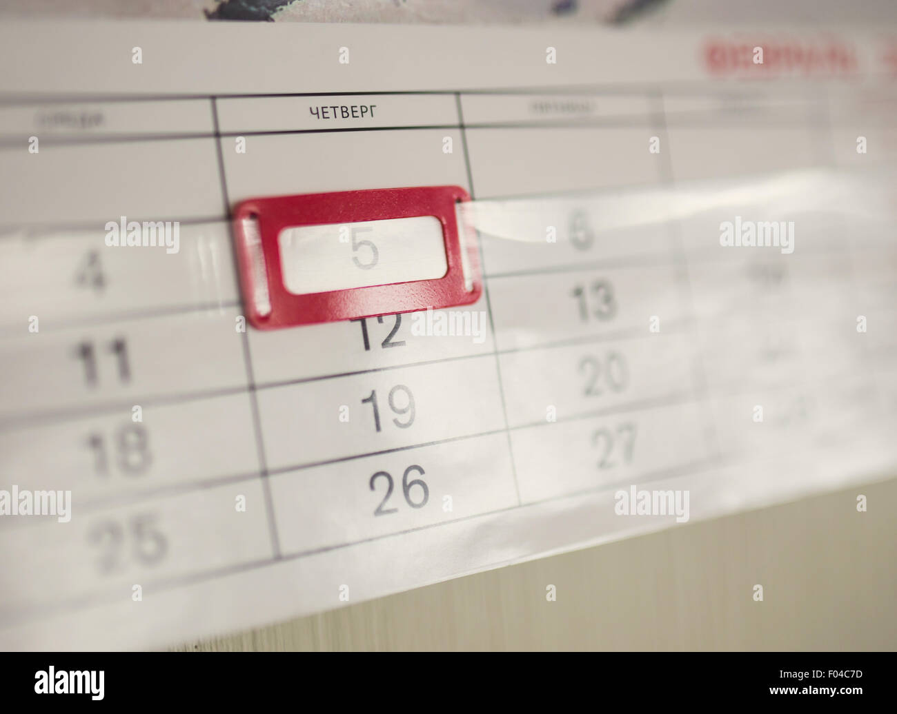 Calendario da parete calendario con il numero di giorni di close-up. Foto oscurata Foto Stock