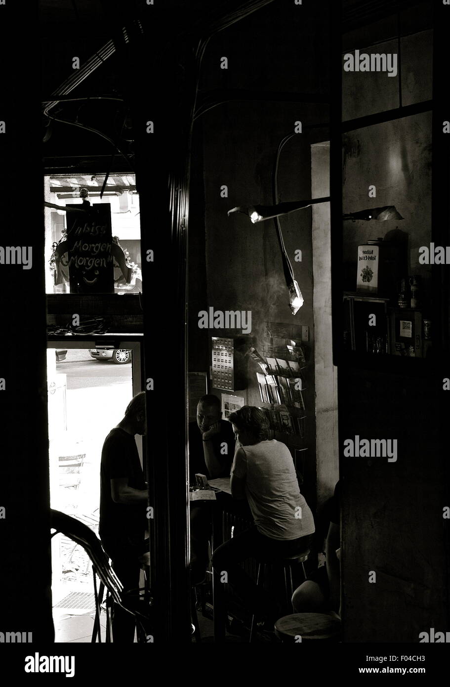 Tipica scena in un bar di Berlino - Germania Foto Stock