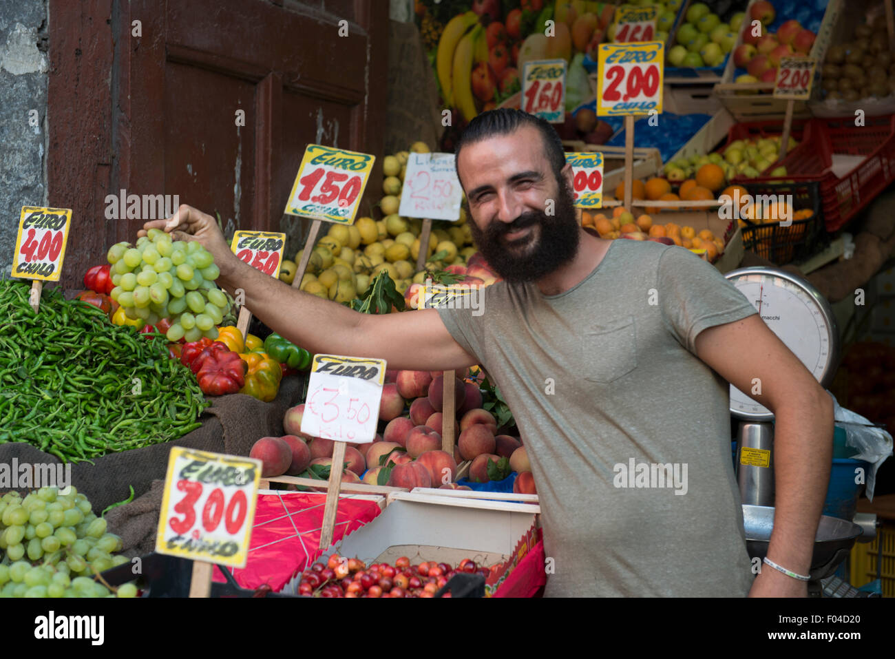 Un colorato mercato della frutta a Napoli, Italia. Foto Stock