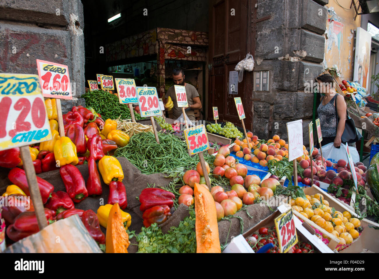 Un colorato mercato della frutta a Napoli, Italia. Foto Stock