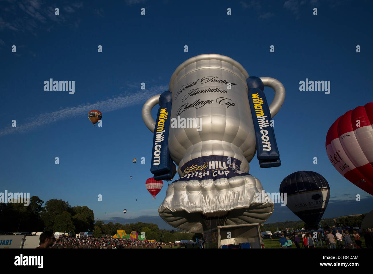 Ashton,UK,6 Agosto 2015,Scottish Football Association Challenge Cup palloncino durante l'inflazione al Bristol International Balloon Fiesta 201 Credito: Keith Larby/Alamy Live News Foto Stock