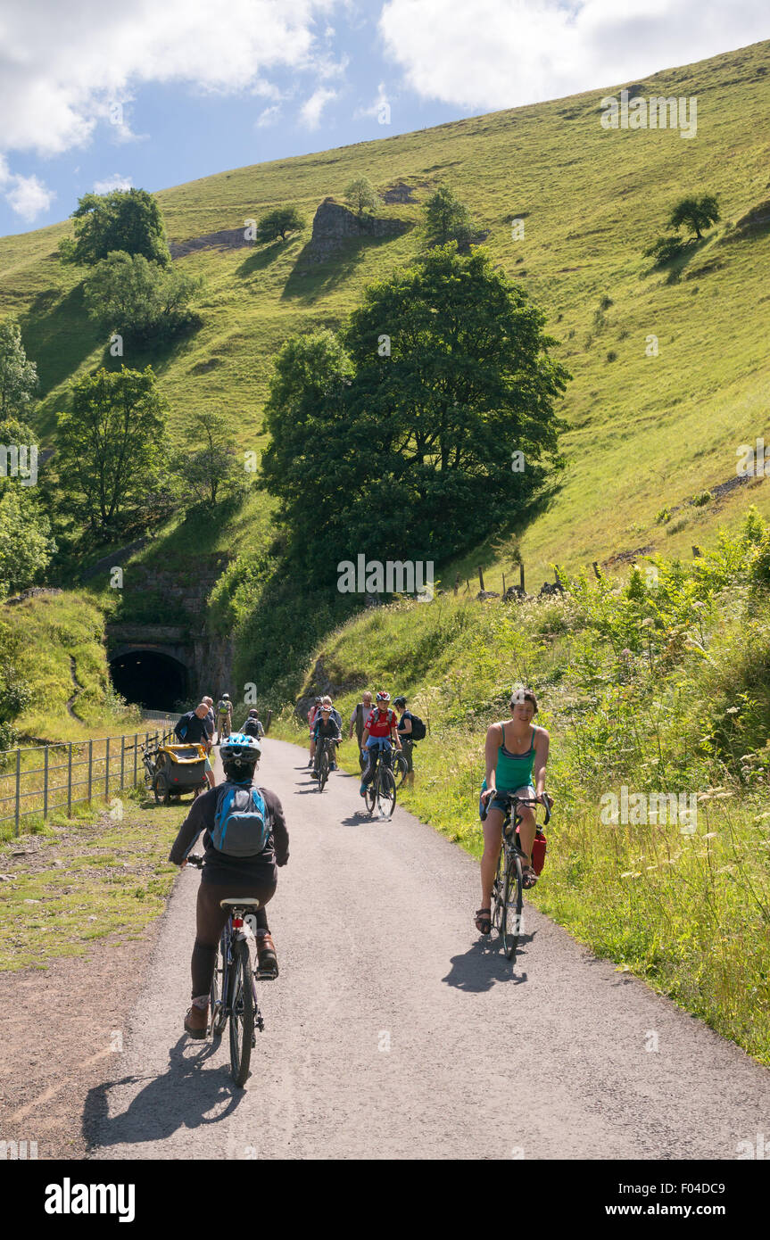 Un gruppo di ciclisti in sella lungo il sentiero Monsal a Cressbrook Tunnel nel Derbyshire Peak District, England, Regno Unito Foto Stock