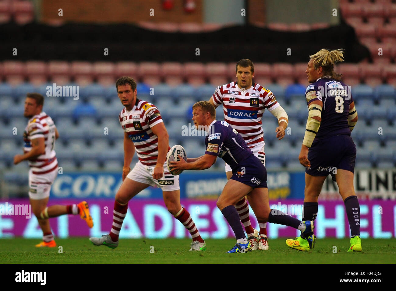 Wigan, Regno Unito. 06 Ago, 2015. Super League Super 8s. Il Wigan Warriors versus Huddersfield giganti. Luke Robinson di Huddersfield Giants racconta di demandare la sfera Credito: Azione Sport Plus/Alamy Live News Foto Stock