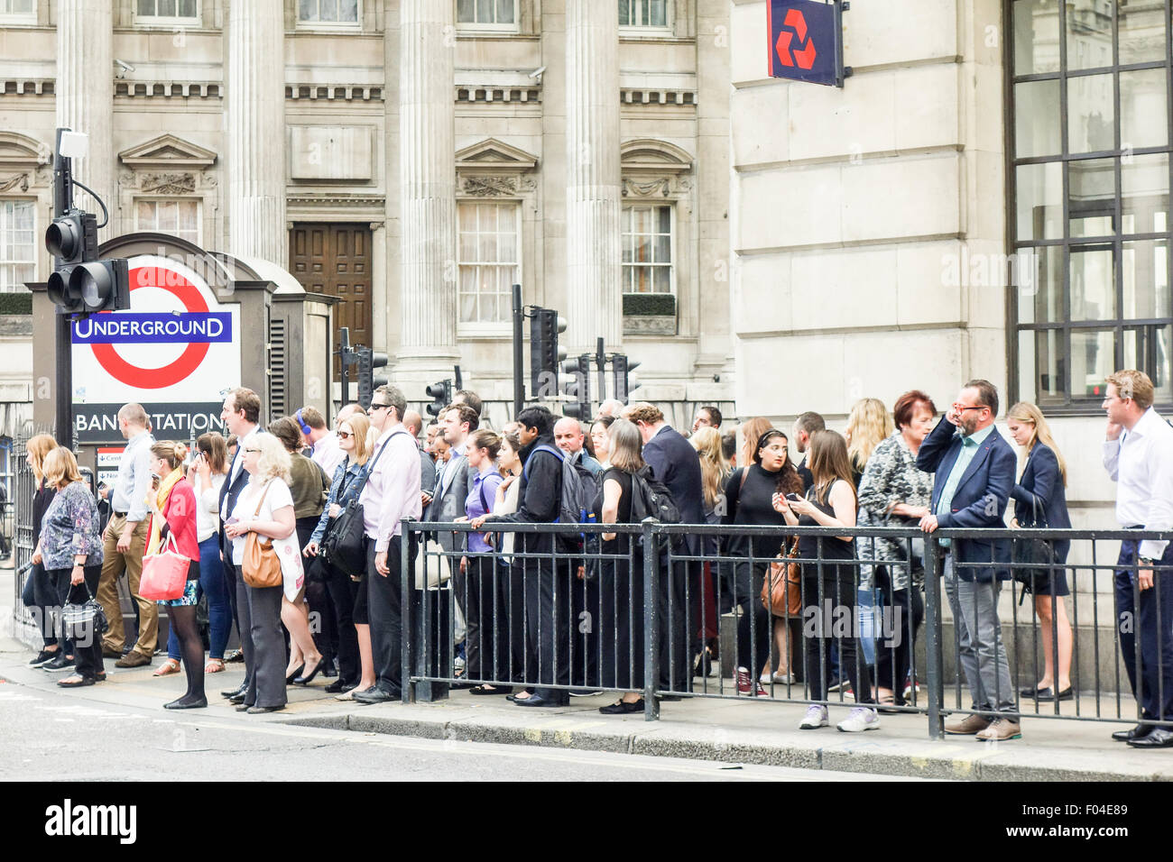 Londra, Regno Unito. Il 6 agosto, 2015. Pendolari presso la banca nella città di Londra stanno cercando di trovare alternative percorsi di lavoro dovuta all'attività industriale lo sciopero dalla metropolitana di Londra. Credito: Newsworthy Fotografia/Alamy Live News. Foto Stock