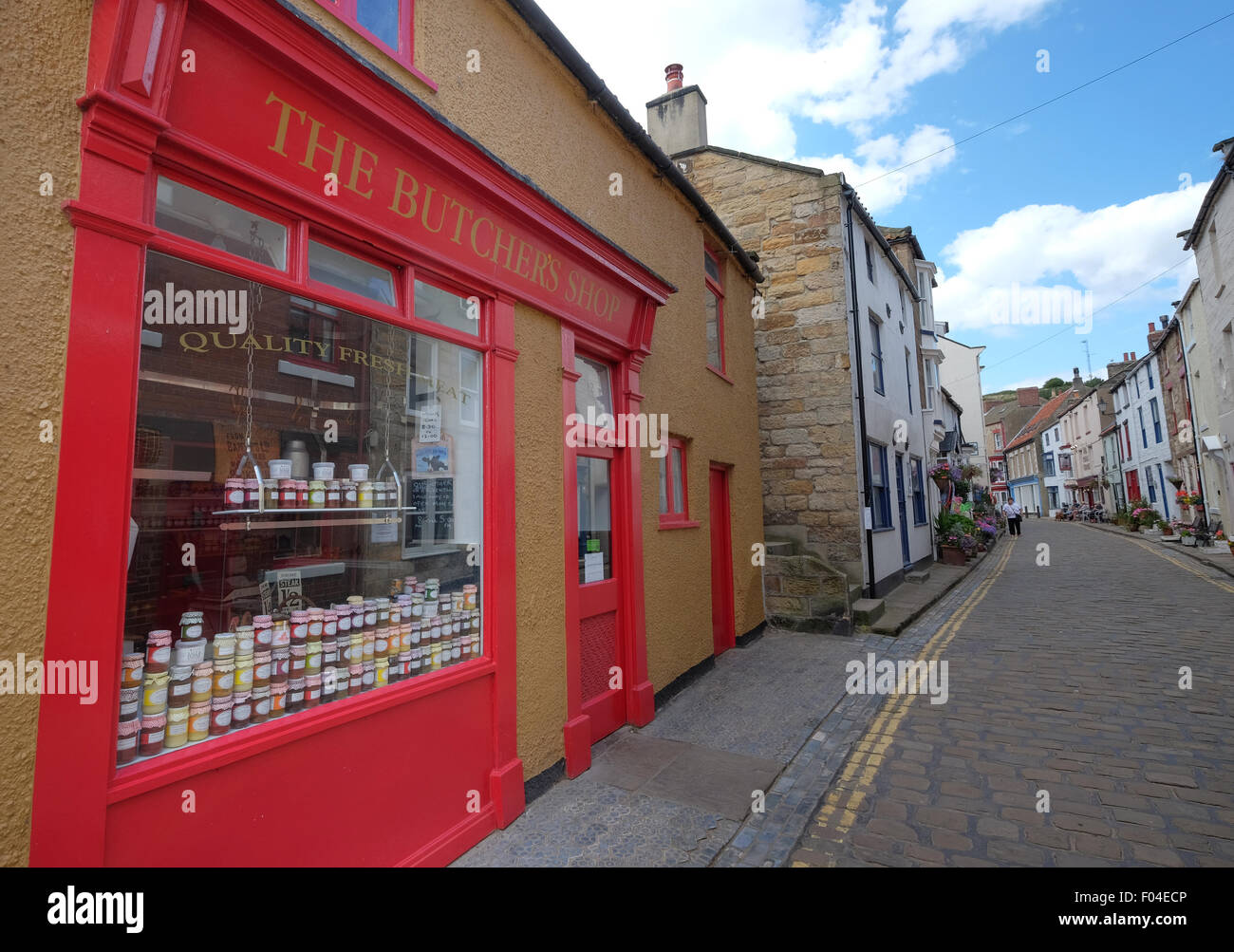 Il negozio di macellaio in Staithes villaggio di pescatori nello Yorkshire, Regno Unito Foto Stock