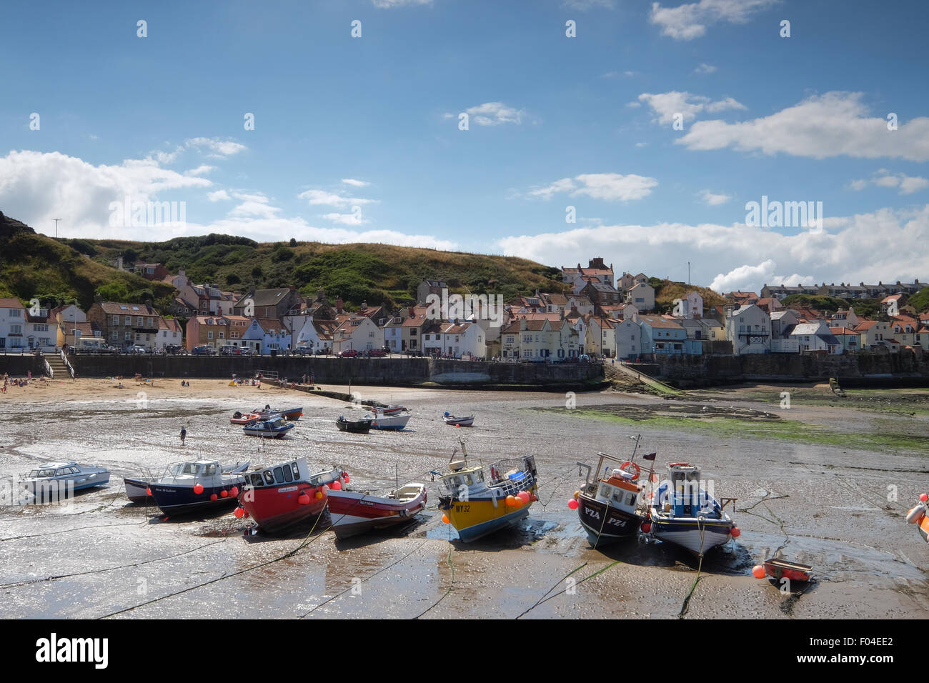 Barche da pesca in porto presso il villaggio di pescatori di Staithes nello Yorkshire, Regno Unito Foto Stock