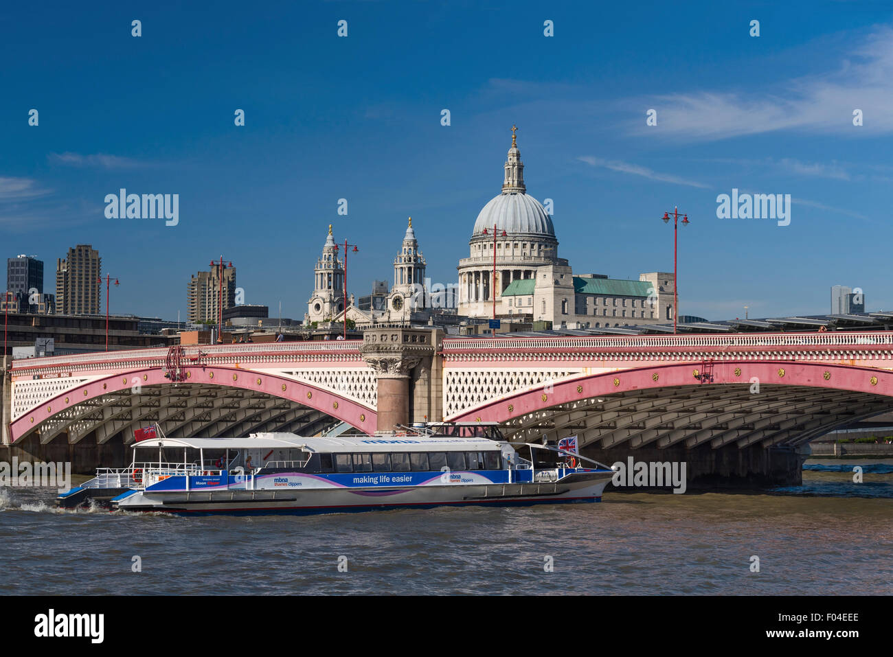 Blackfriars Bridge, la cattedrale di St Paul e la barca turistica. London REGNO UNITO Foto Stock