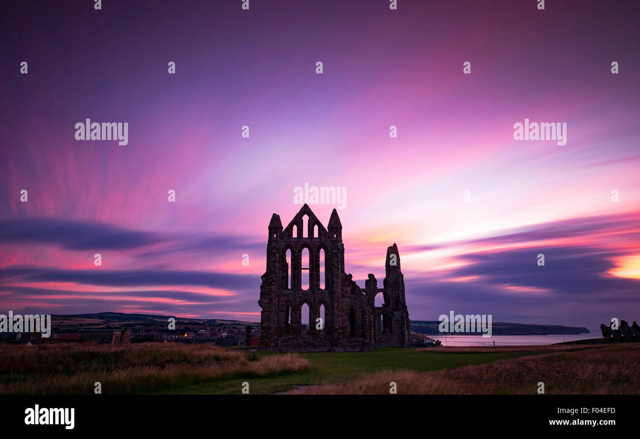 Whitby Abbey a Whitby, nello Yorkshire, Regno Unito nella foto al tramonto Foto Stock