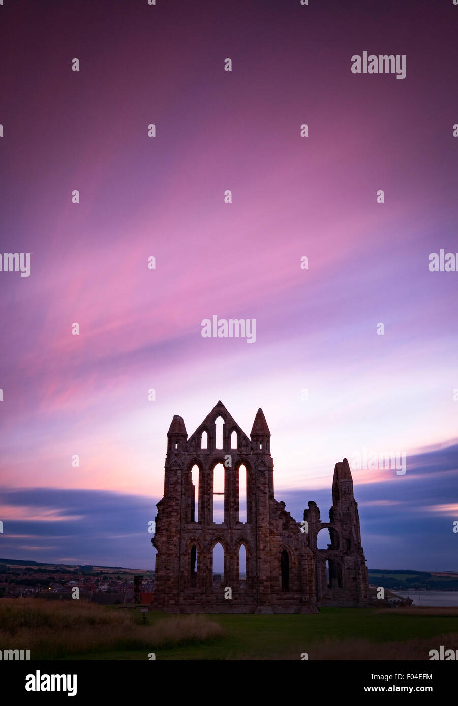 Whitby Abbey a Whitby, nello Yorkshire, Regno Unito nella foto al tramonto Foto Stock