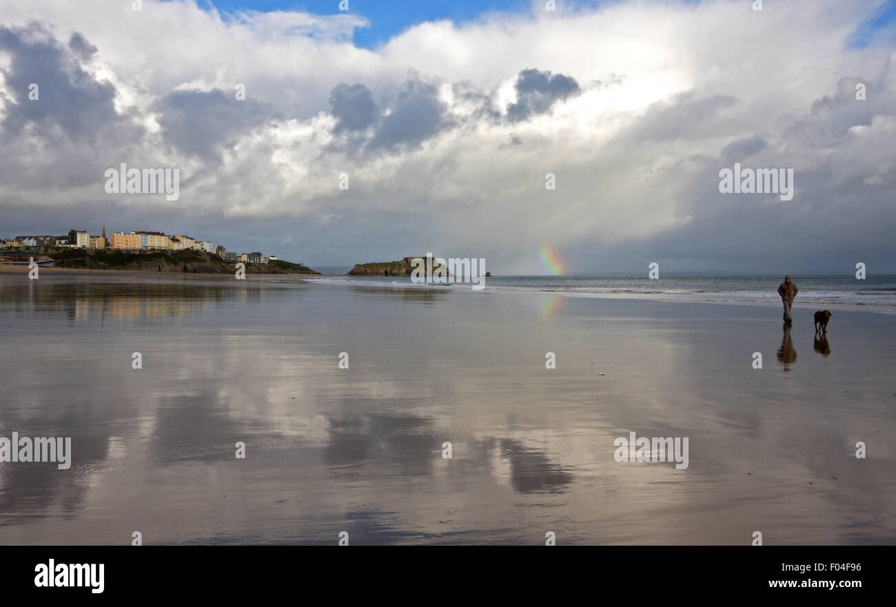 Riflessioni sulla spiaggia Tenby Pembrokeshire Foto Stock