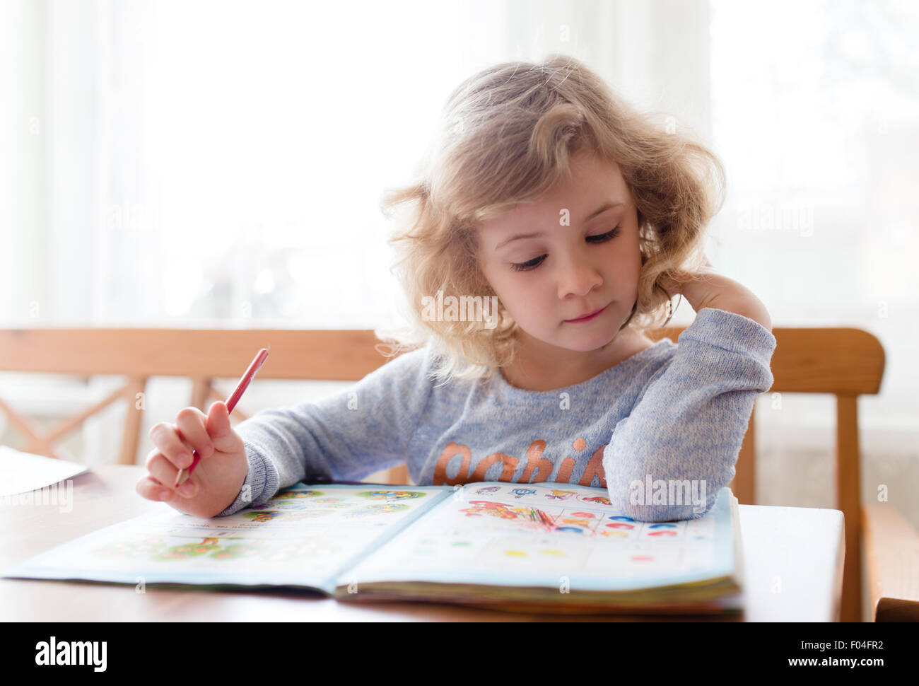 Bambina Disegno con matite e imparare a casa Foto Stock