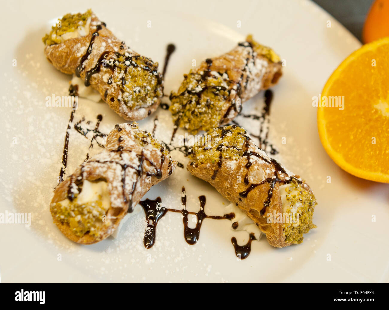 Cagliari, Sardegna, Italia, 12/12/2012.tradizionali Cannoli Siciliani dolci con la ricotta e il cioccolato sulla parte superiore Foto Stock