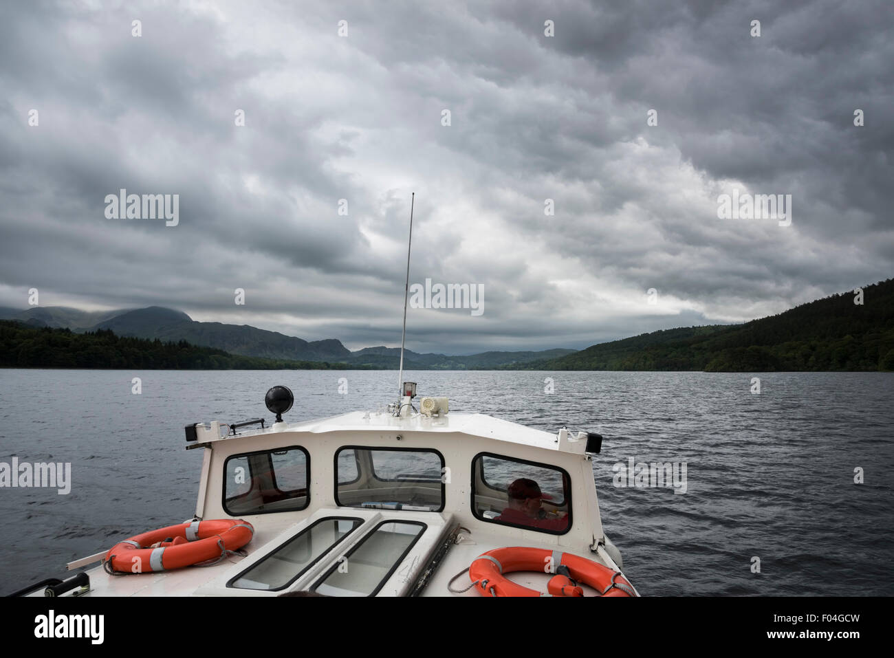 Una barca di crociera sul Coniston Water, Cumbria. Foto Stock