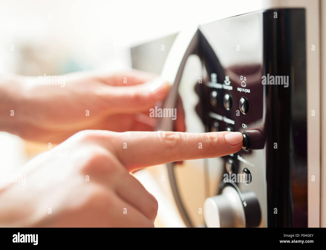 Usando un forno a microonde, close up foto, shallow dof Foto Stock