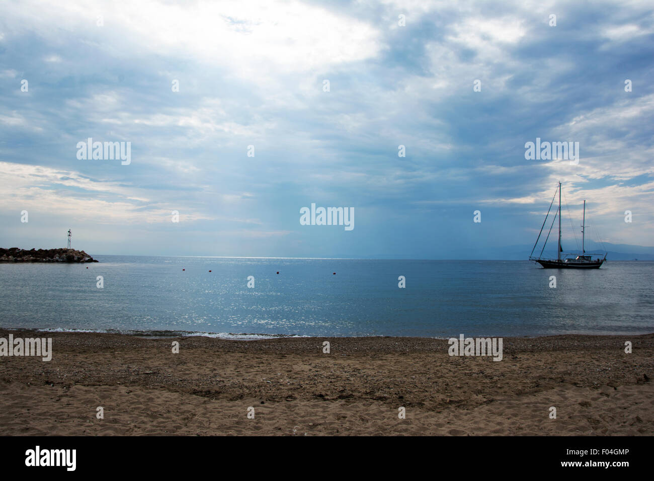 Bella barca da soli nel mare blu Foto Stock