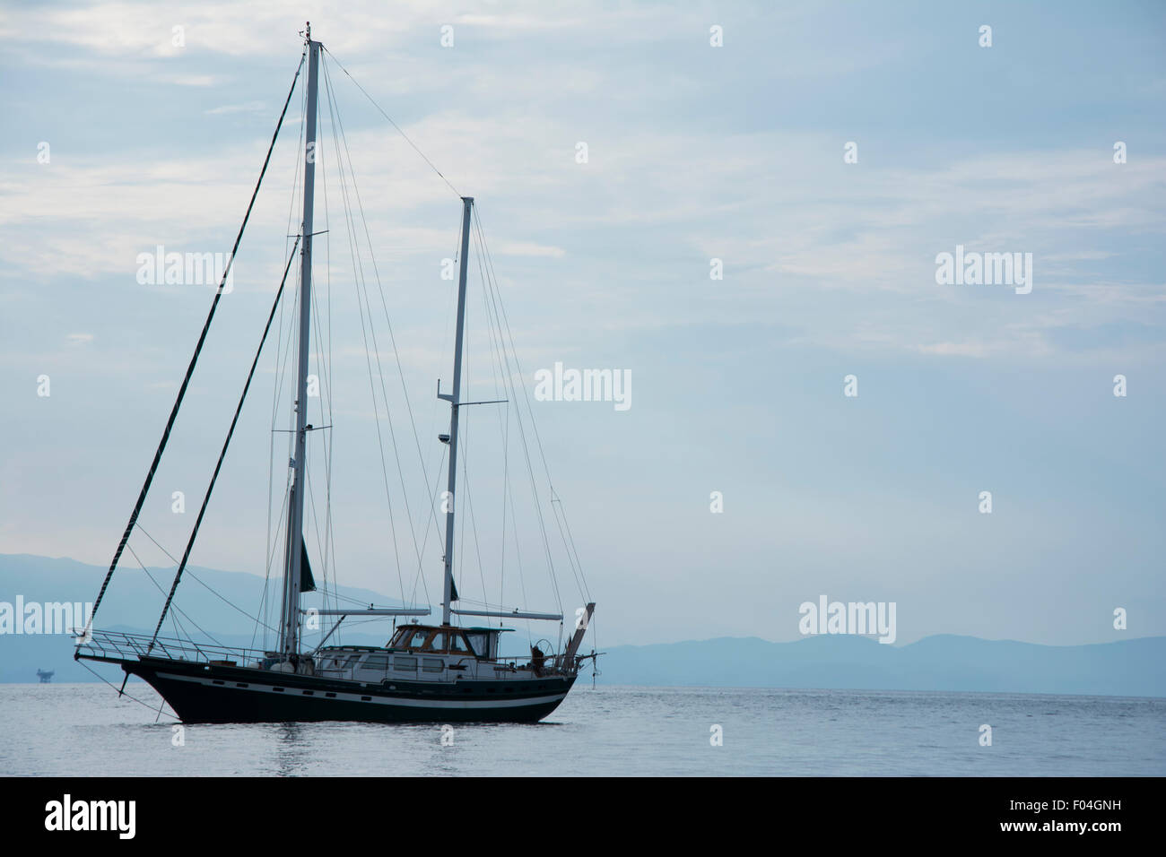 Bella barca da soli nel mare blu Foto Stock