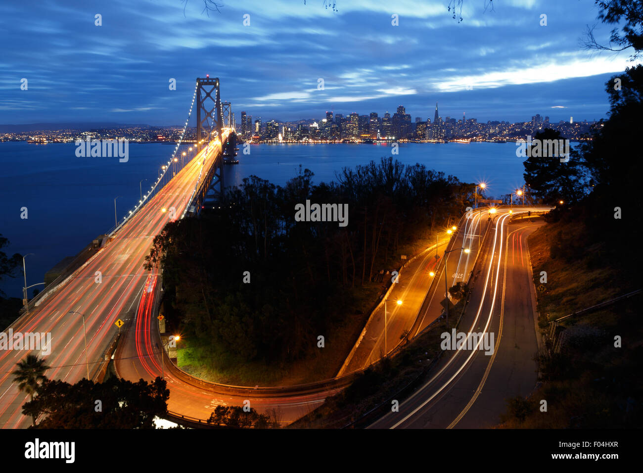 Ponte della Baia di san francisco e lo skyline di notte con le luci della città Foto Stock