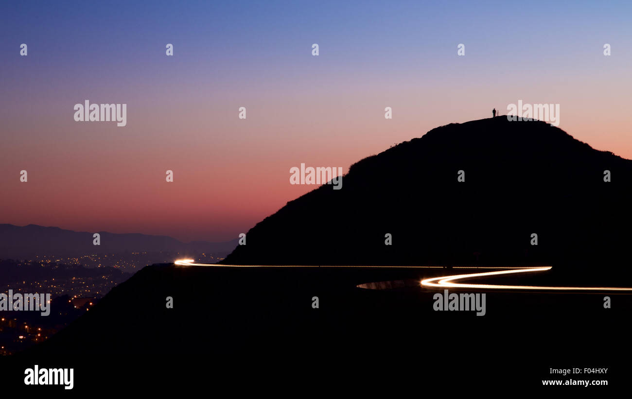 Due uomini su una collina con un tramonto spettacolare, San Francisco, California Foto Stock