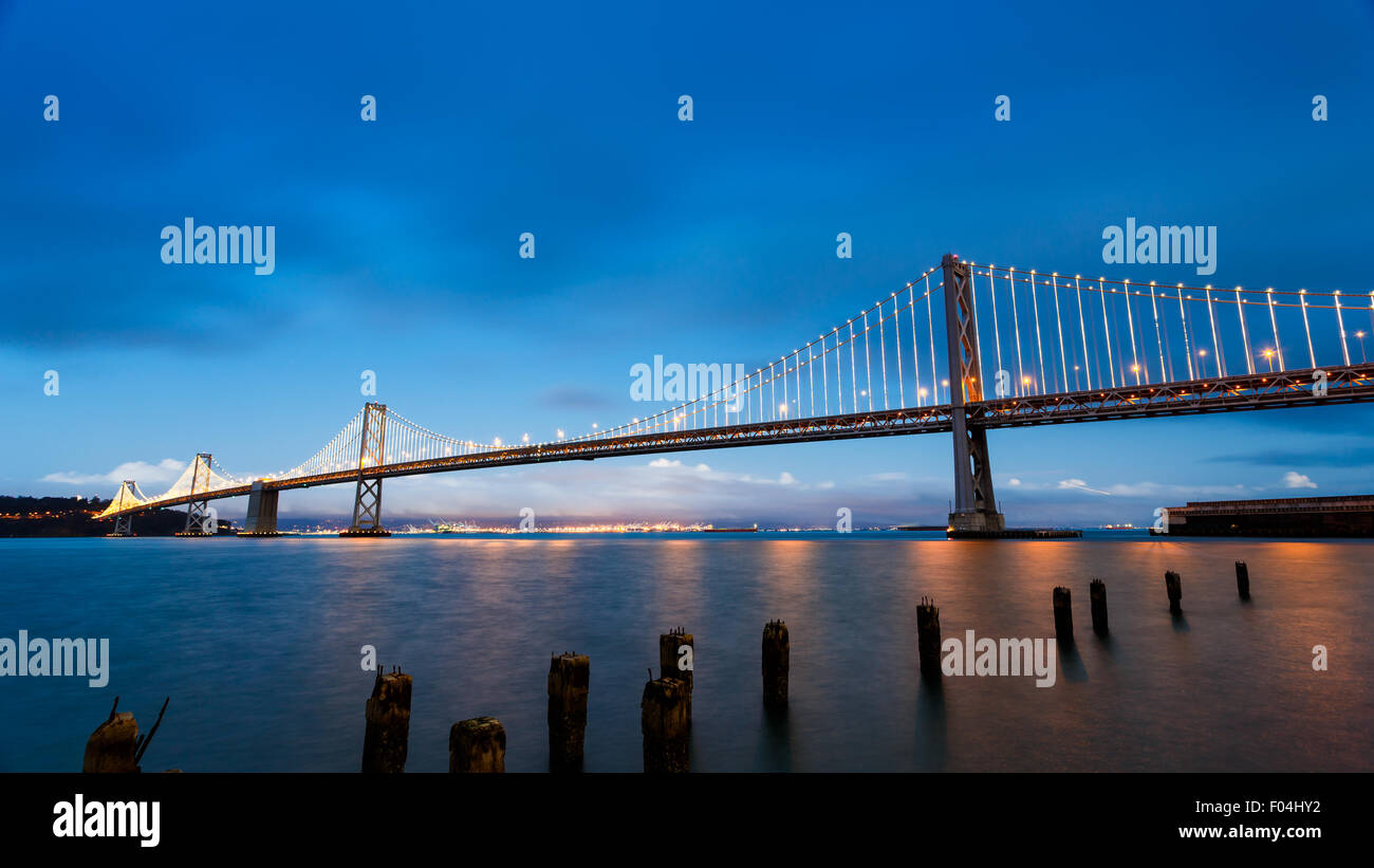 San Francisco-Oakland Bay Bridge illuminato al tramonto Foto Stock