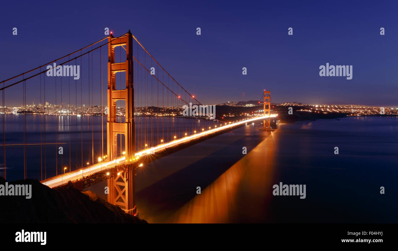 San Francisco Golden Gate bridge e il paesaggio urbano di notte Foto Stock