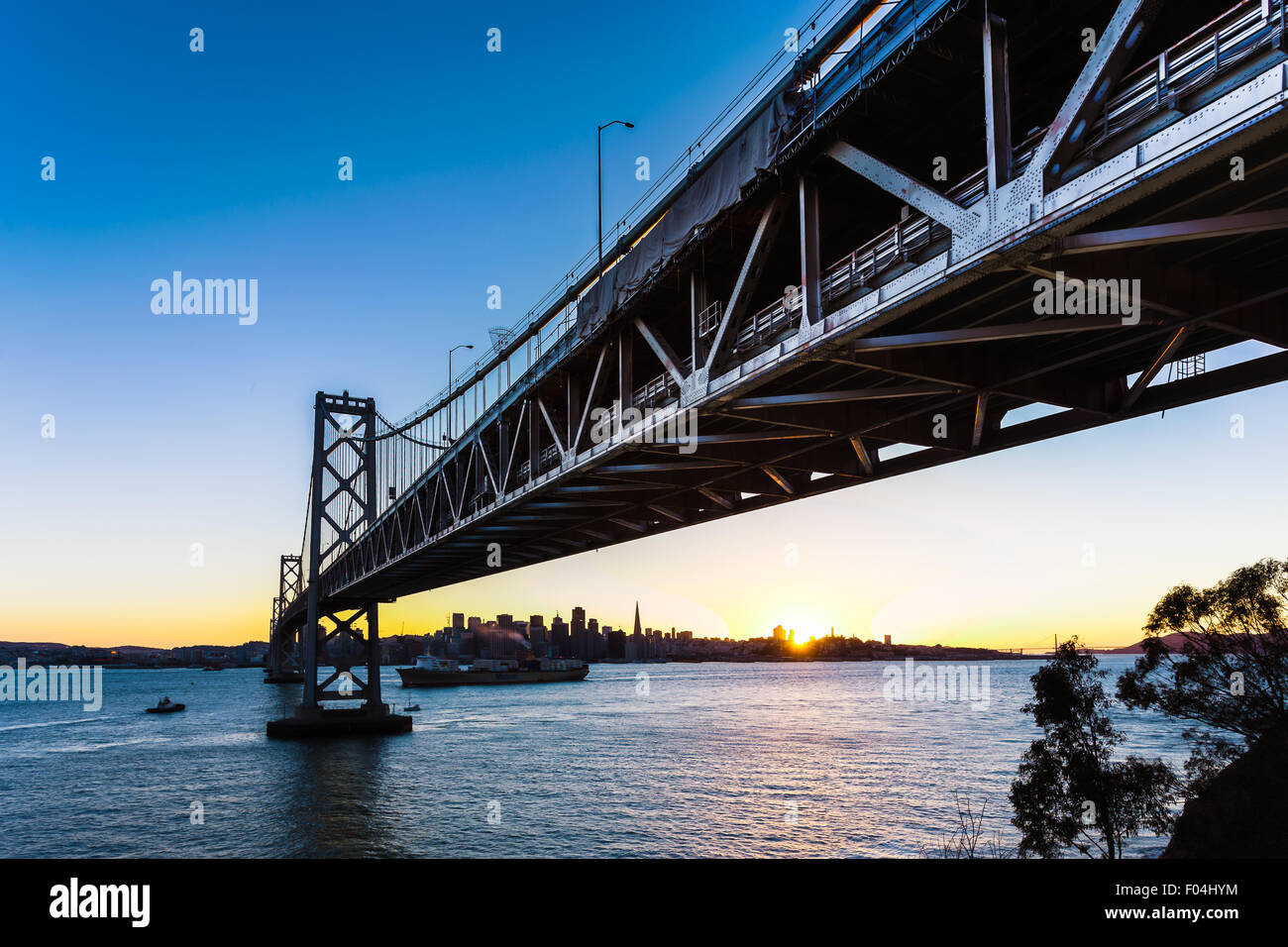 San Francisco-Oakland Bay Bridge e il paesaggio al tramonto Foto Stock