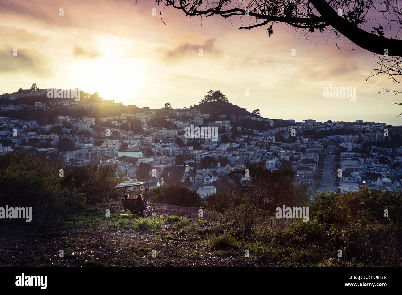 Un giovane godendo di uno splendido tramonto al loro luogo segreto a San Francisco, California Foto Stock