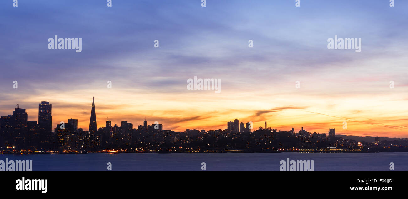 Skyline di san francisco al tramonto con nuvole drammatico Foto Stock