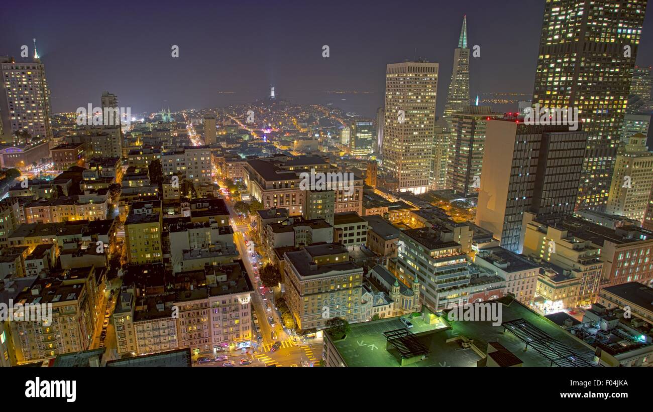 Vista aerea di San Francisco cityscape durante la notte con le luci della città Foto Stock