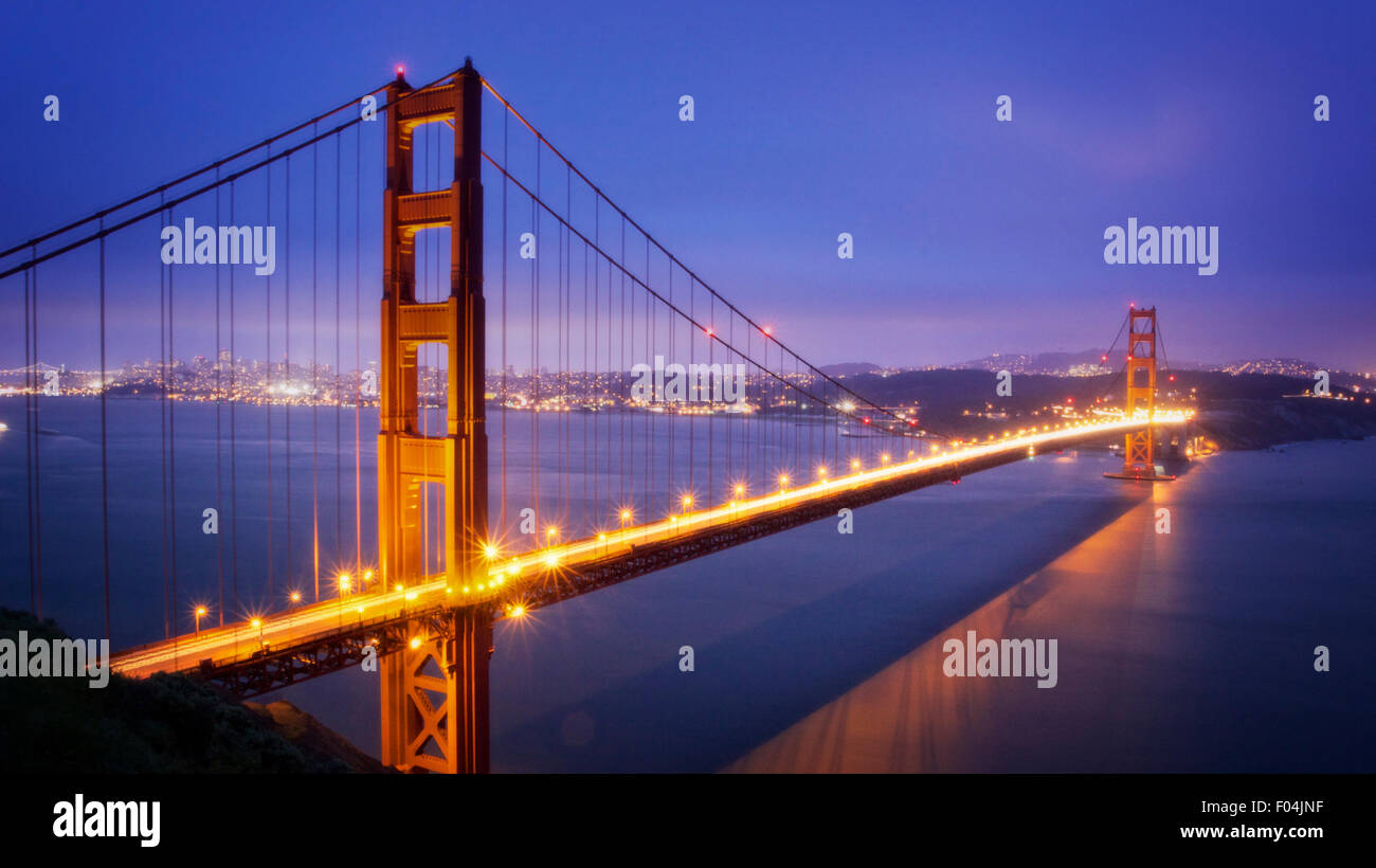 Il Golden Gate bridge illuminata di notte Foto Stock