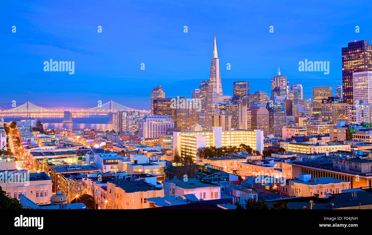 San Francisco cityscape e luci della città al crepuscolo Foto Stock