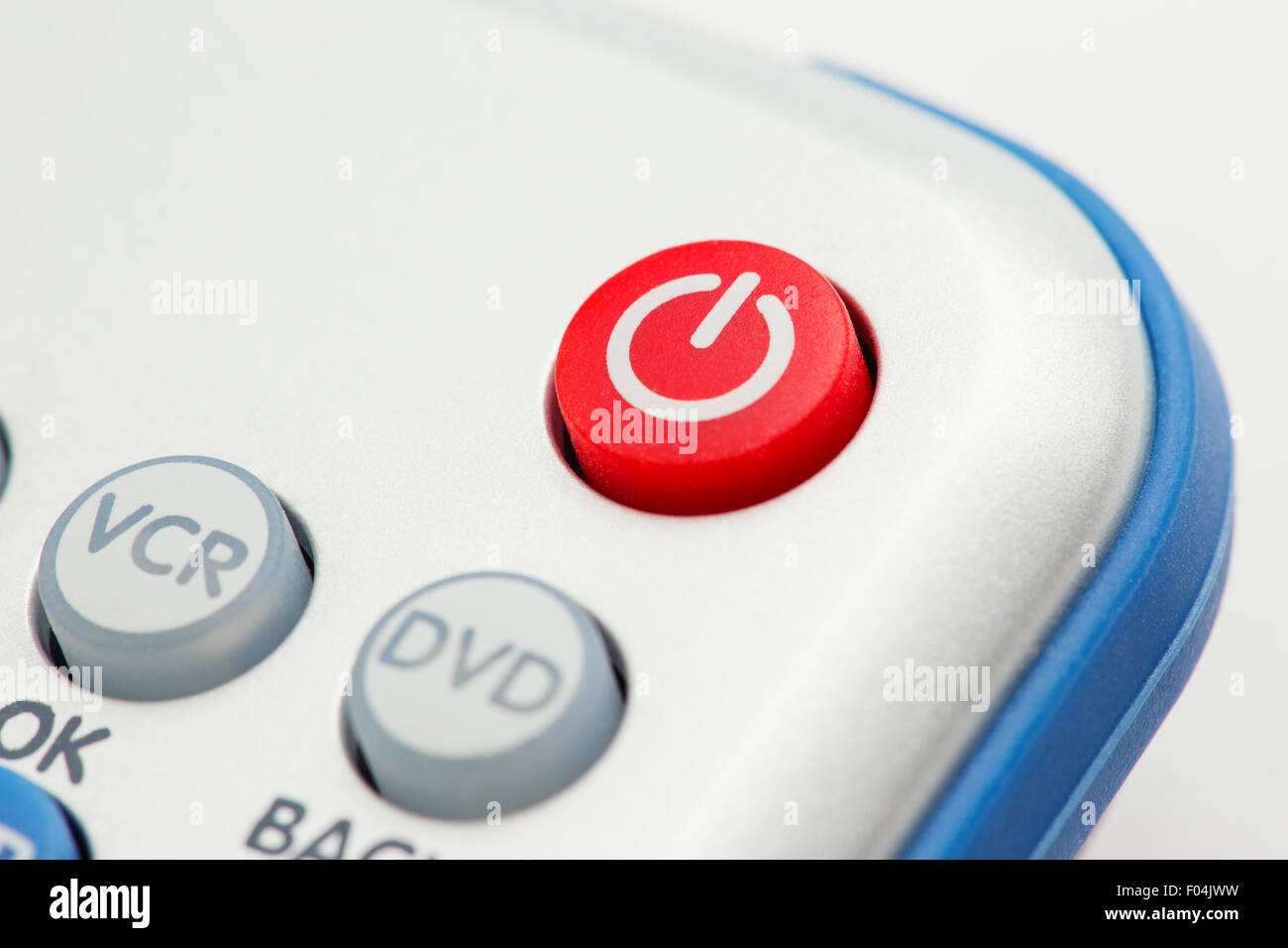 Primo piano immagine di un pulsante di accensione rosso su un telecomando di un televisore o un altro dispositivo Foto Stock