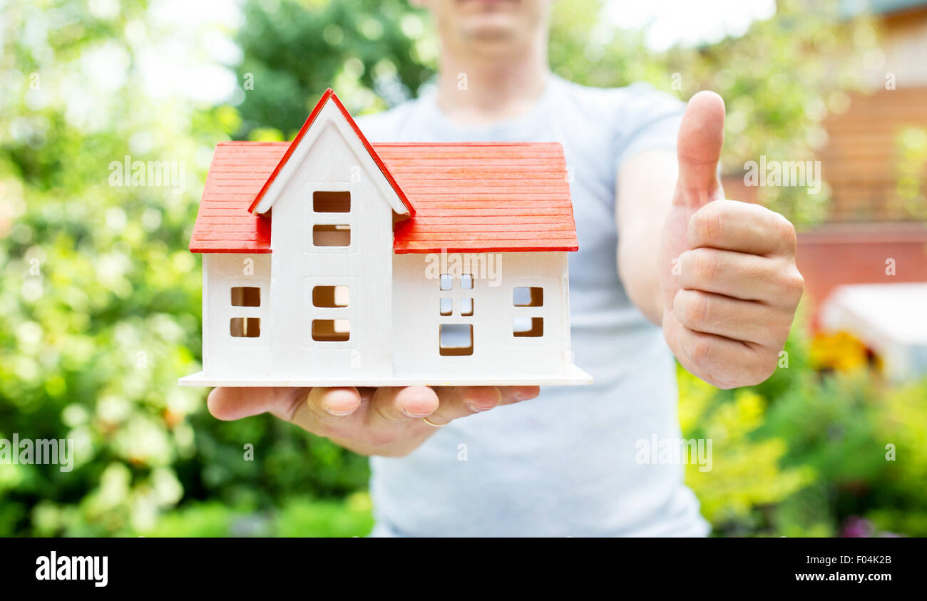 Casa in mani, estate all'aperto, un nuovo concetto di home Foto Stock