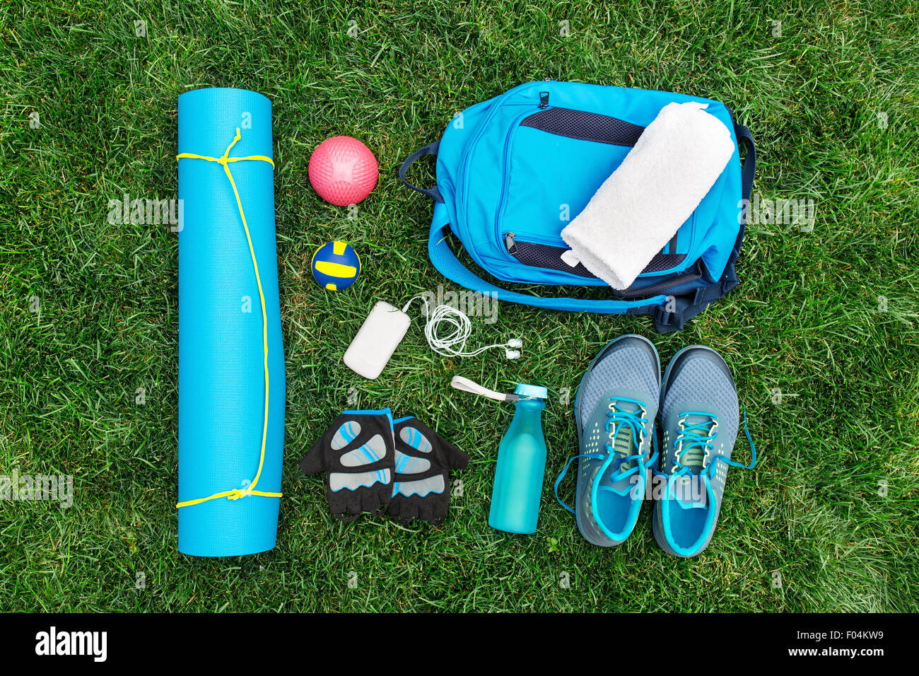 Diversi strumenti e accessori per lo sport. Concetto di fitness Foto Stock