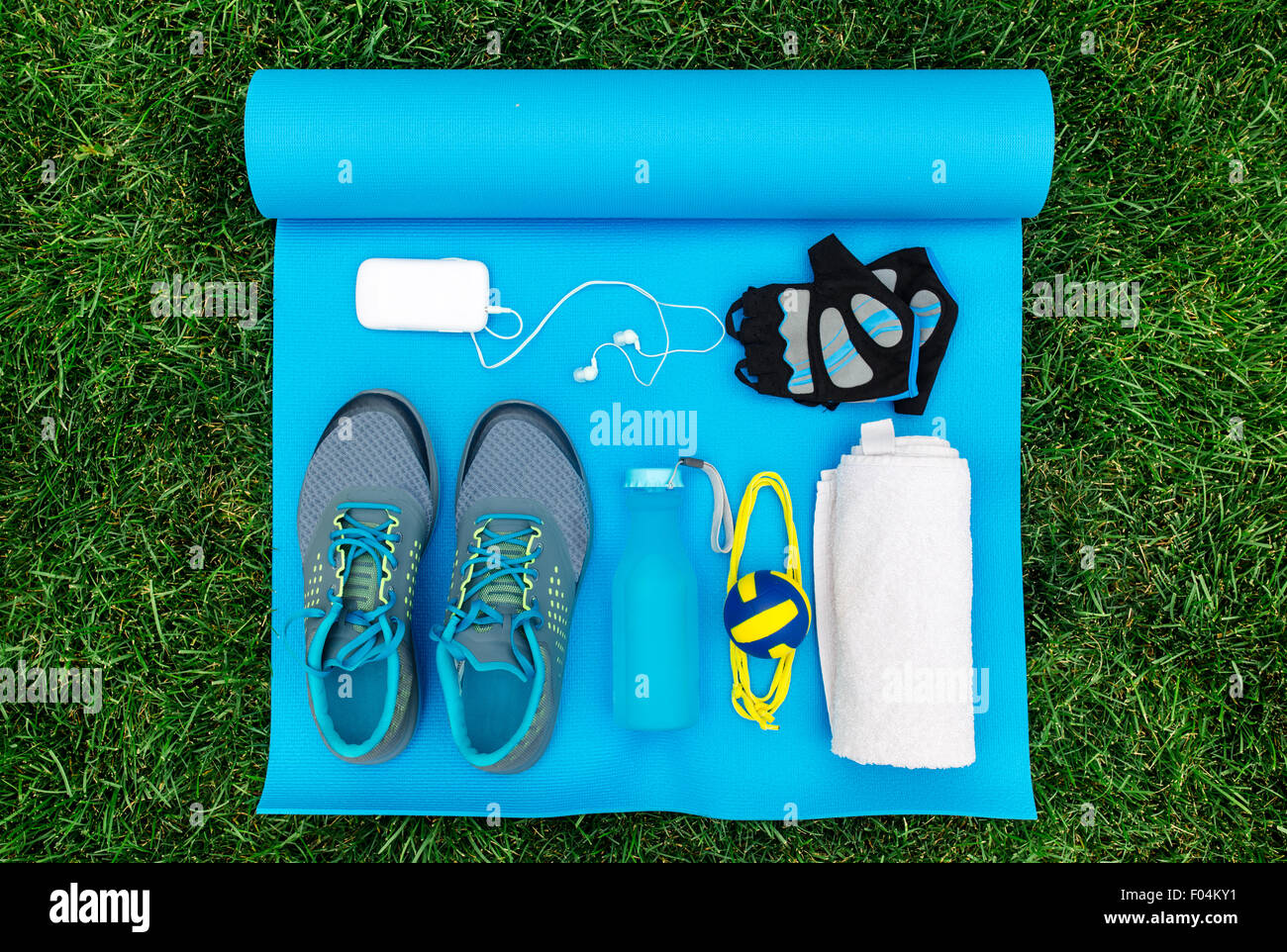 Diversi strumenti e accessori per lo sport. Concetto di fitness Foto Stock
