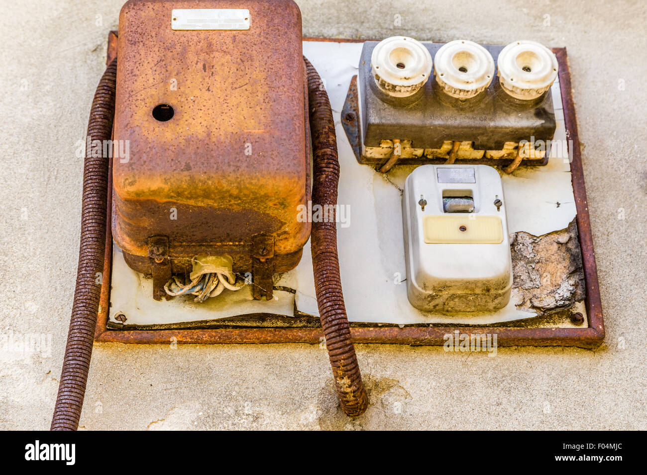 Elettrotecnica archeologia industriale - vecchio luce elettrica  interruttore e quadro elettrico con valvole e fusibili Foto stock - Alamy