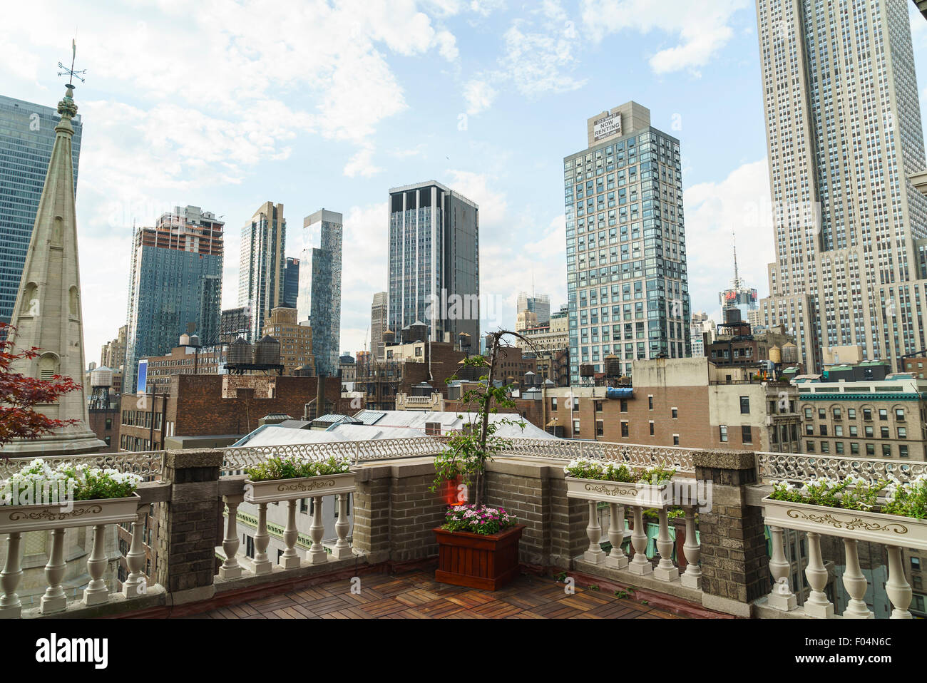 Vista di Manhattan Midtown East edifici tra cui l'Empire State Building Foto Stock