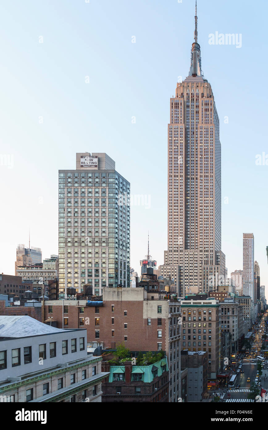 Vista di Manhattan Midtown East edifici tra cui l'Empire State Building Foto Stock
